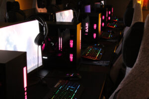 Erupt Lounge mit vielen Gaming-PCs zum spielen